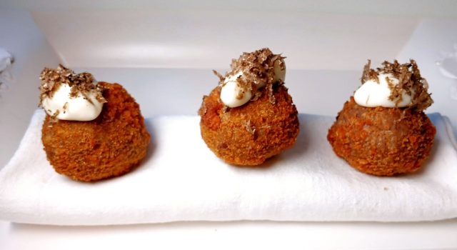 Fagioli azuki in crocchetta con maionese vegana e tartufo fresco