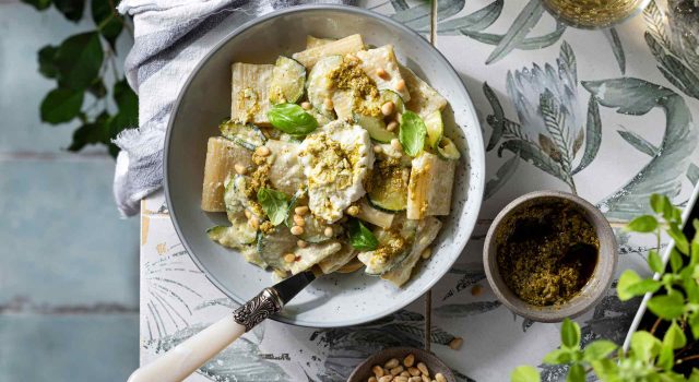 Pasta con crema di zucchine, ricotta e basilico