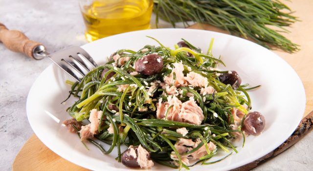 Agretti con tonno, olive nere e sesamo