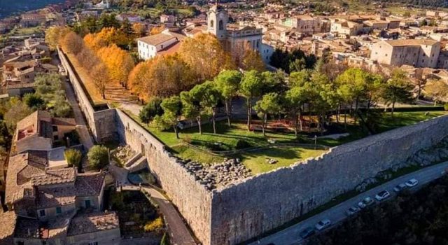 Mura ciclopica e cattedrale