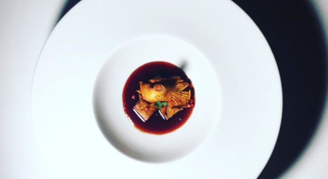 Anatra in agrodolce al melograno, funghi galletti trifolati e pepe rosa del Madagascar