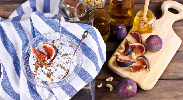 Bicchierini di ricotta di bufala fichi freschi e miele alle noci