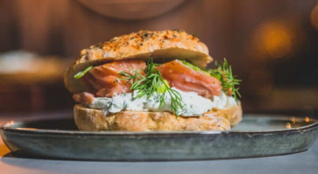 Bagel con salmone affumicato, crema di formaggio e aneto