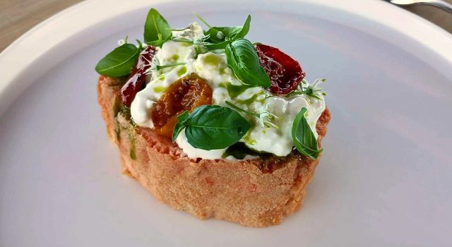 Bruschetta di pane in panzanella con stracciatella e pomodoro confit