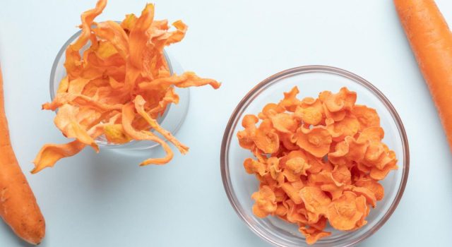 Bucce di carote croccanti al forno con paprika e sale