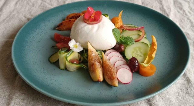 Bufala e frutta d'estate il taglio fresco che spiazza