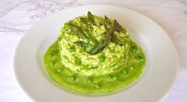 Carnaroli mantecato agli asparagi arrostiti, clorofilla di piselli e mandorla affumicata