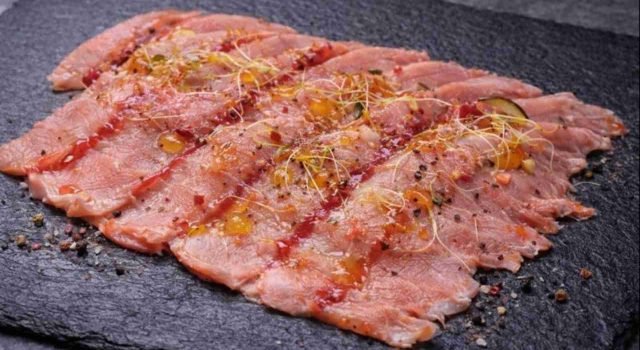 Carpaccio tiepido di lonzino marinato agli agrumi
