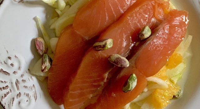 Carpaccio di salmone con arance, finocchi e pistacchi ottimo per l'abbronzatura