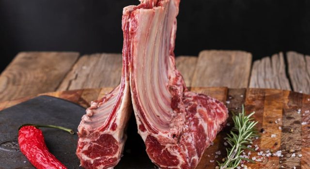 Carré d'agnello alle erbette e salsa al vino rosso
