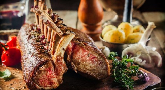 Il Carré d'agnello alle erbette e salsa al vino rosso