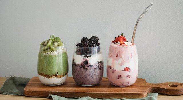 Coppa fresca allo yogurt e frutta estiva, uno spuntino o una colazione ricca di energia e freschezza