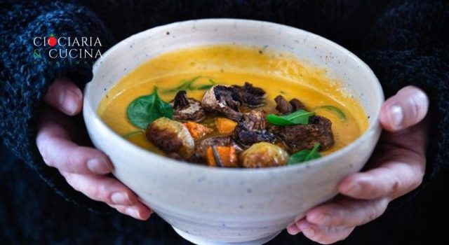 Crema alla zucca carote patate lenticchie rosse spinaci e funghi