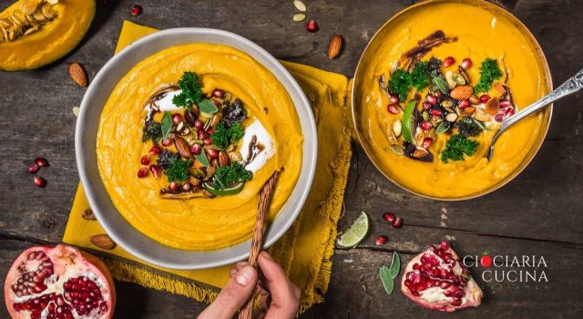Crema di zucca con crumble e semi di zucca e chicchi di melagrana