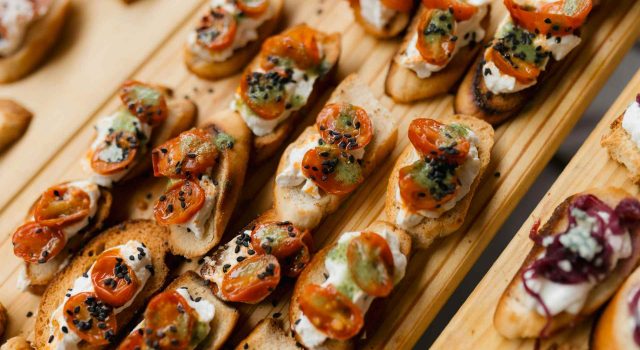 Crostini con stracciatella, alici, scorza di limone e pomodorini confit