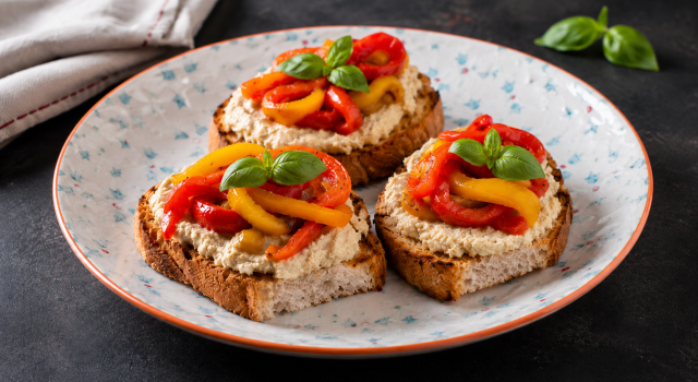 Crostoni con hummus di ceci, peperoni arrostiti e basilico