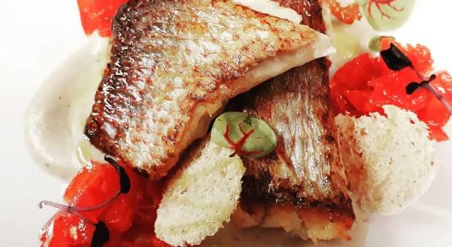 Dentice, crema di melanzane affumicate e pomodori marinati al pompelmo