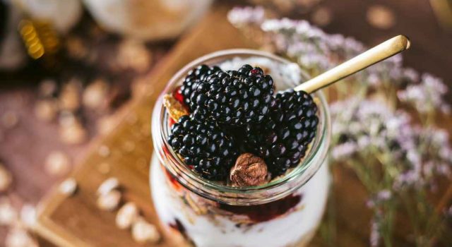 Dessert estivo con yogurt, more e crumble croccante by chef di Ciociaria&Cucina