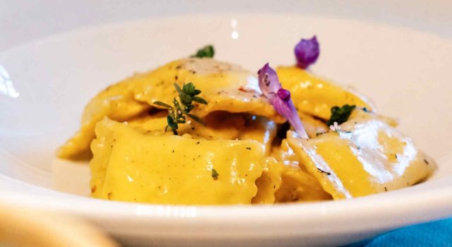Fagottelli ripieni di ricotta ed erbe di montagna