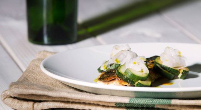 Filetti di sgombro al vapore con insalata di cetrioli e yogurt di bufala, secondo leggero e fresco firmato dagli chef di Ciociaria & Cucina