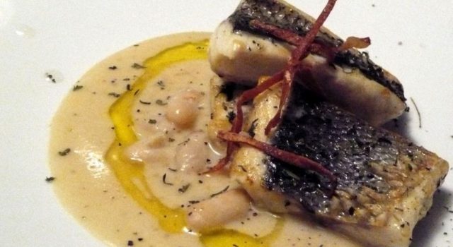 Filetto di branzino con crema di castagne e pancetta croccante