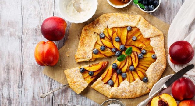 Galette rustica di pesche, ricotta di bufala e mirtilli