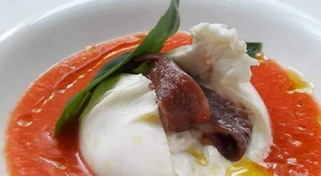 Gazpacho con alici e basilico: l’estate nel piatto, tra mare e orto