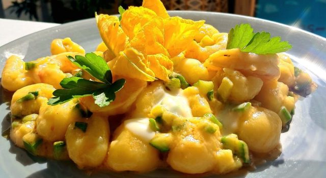 Gnocchetti acqua e farina con zucchina bianca di Fondi, gamberi e fonduta di pecorino