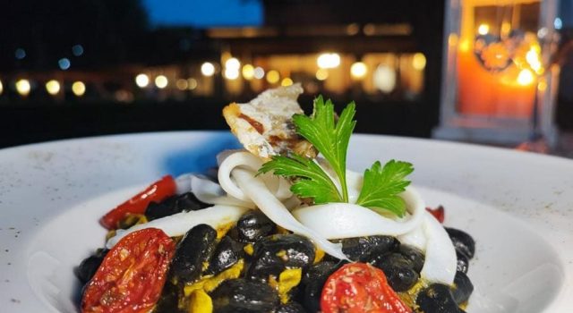 Gnocchetti al nero di seppia con ragù di orata e pomodorini caramellati