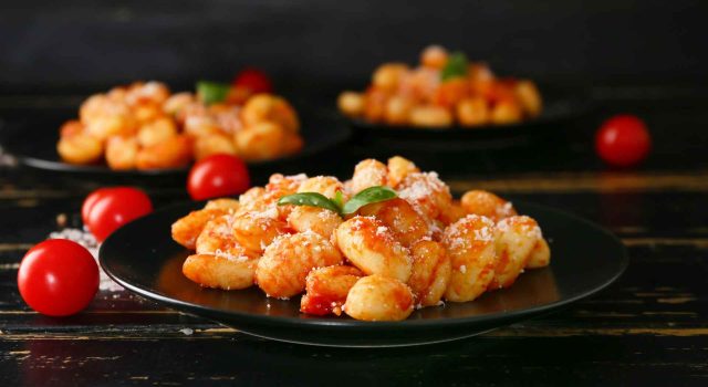 Gnocchi alla sorrentina estiva con pomodoro fresco e basilico