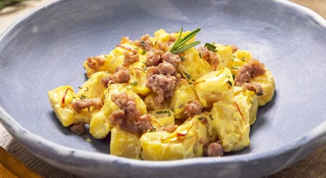 Gnocchi di polenta con salsiccia: il recupero diventa tradizione