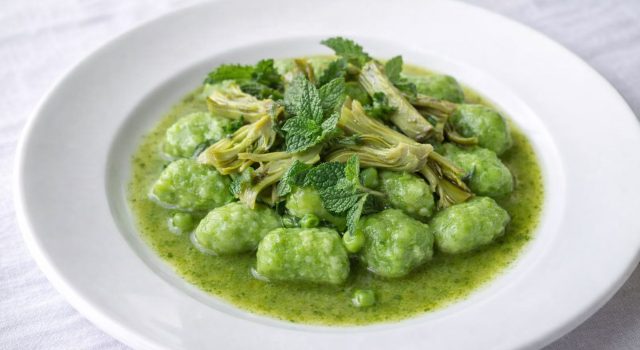 Gnocchi verdi di piselli, carciofo in estrazione e menta selvatica