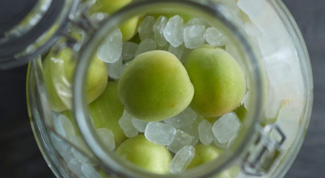 La fermentazione non va in vacanza: frutta e pomodori verdi in salamoia