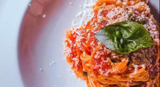 Fini fini di farro al pomodoro arrosto e ricotta salata alle erbe di montagna
