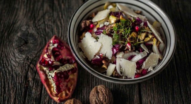 Insalata di radicchio, melograno, noci e pecorino
