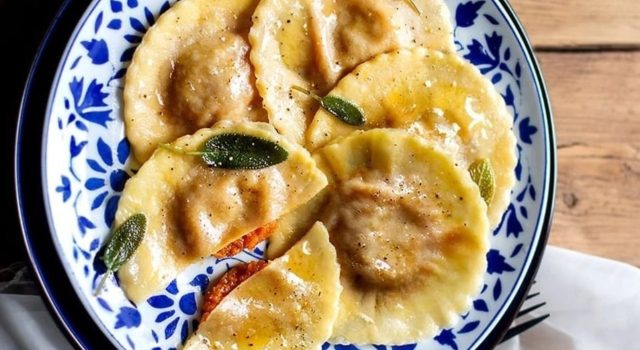 Ravioli ripieni di zucca e noci, burro, salvia e mentuccia selvatica
