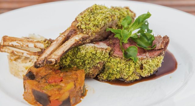 Carré d’agnello in crosta di erbe, la ricetta di Stella per il Sassicaia