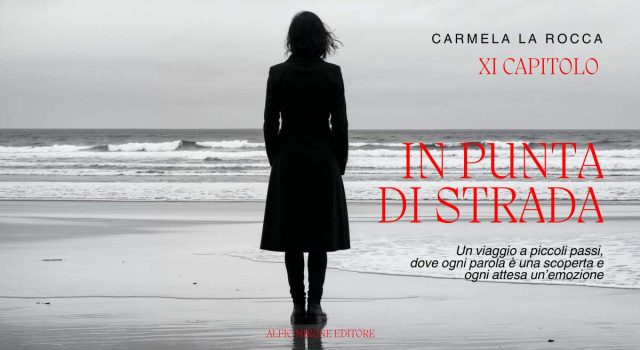 Donna di spalle su una spiaggia, copertina XI capitolo In punta di strada