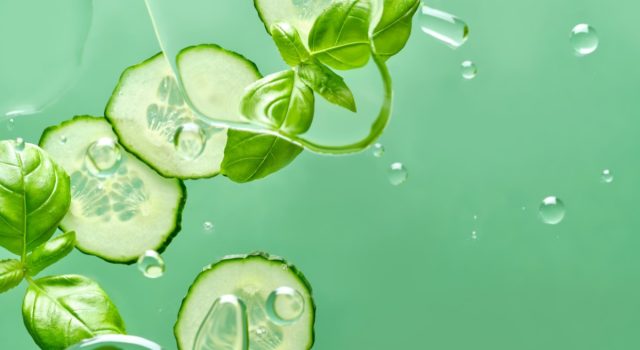 Insalata di cetrioli, yogurt e menta, la ricetta estiva anti-caldo che rinfresca corpo e spirito