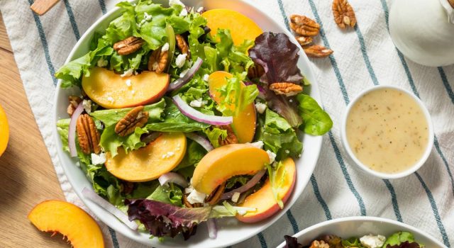 Insalata estiva con pesche, rucola e fagiolini, la ricetta fresca e sana degli chef di Ciociaria & Cucina per combattere il caldo