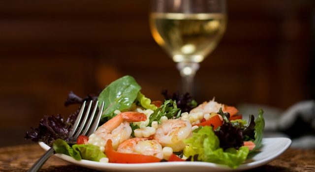 Insalata estiva colorata con ceci, gamberi e verdure croccanti servita fredda