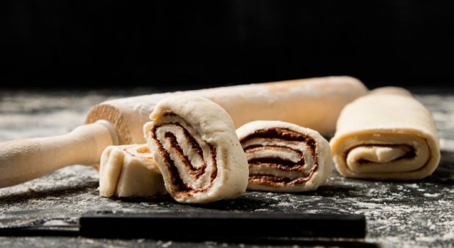 Cornetti artigianali appena sfornati alla Cornetteria di David, nuovo profumo di Isola del Liri.