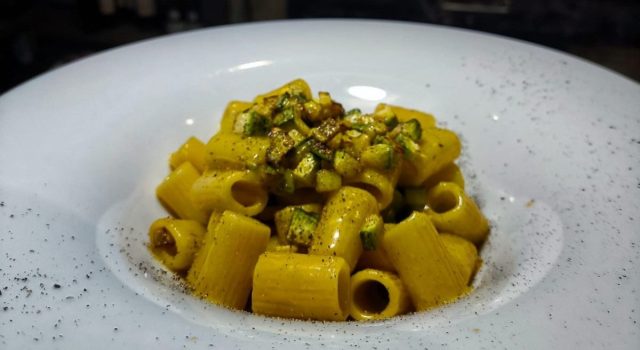 CarboCrema con zucchine: la carbonara estiva leggera della chef Naomi Spaziani del ristorante Dal Patricano