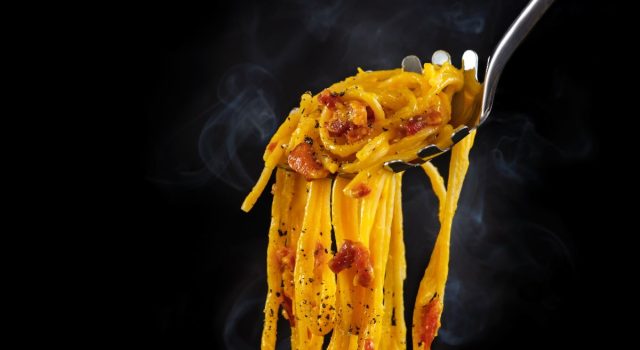 La Carbonara storia, orgoglio e l'arte di reinventare un'icona italiana