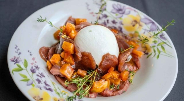 La mozzarella di bufala in una caprese di tonno rosso