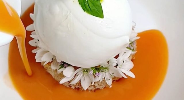 La nuova Caprese con mozzarella bufala e gazpacho.