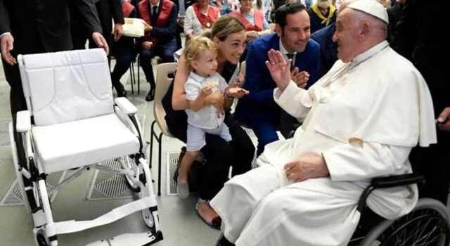 La nuova carrozzina bianca di Papa Francesco un capolavoro made in Frosinone
