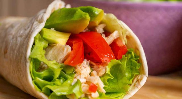 Lattuga estiva: 7 benefici e 3 ricette fresche da provare subito