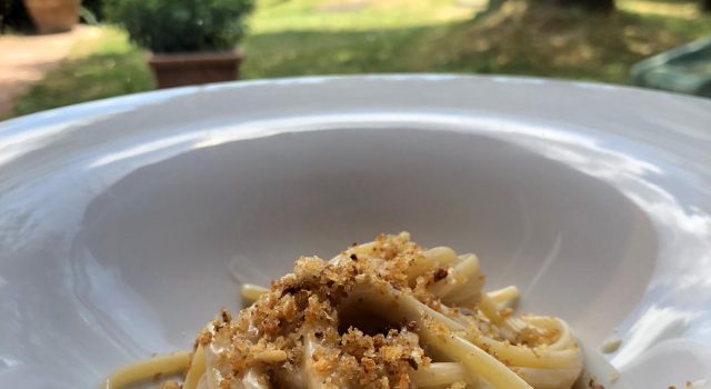 Linguine burro, alici e pane croccante all'aglio