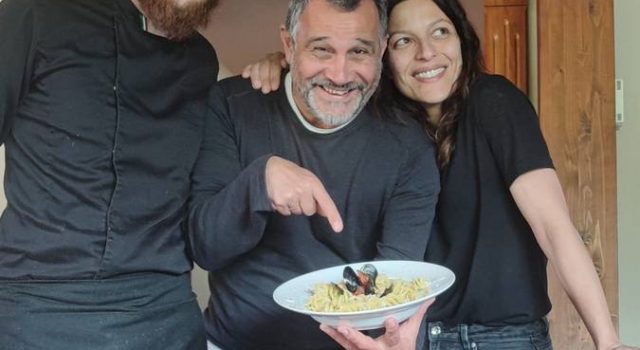 Fusillone con cozze e pecorino su crema di fave